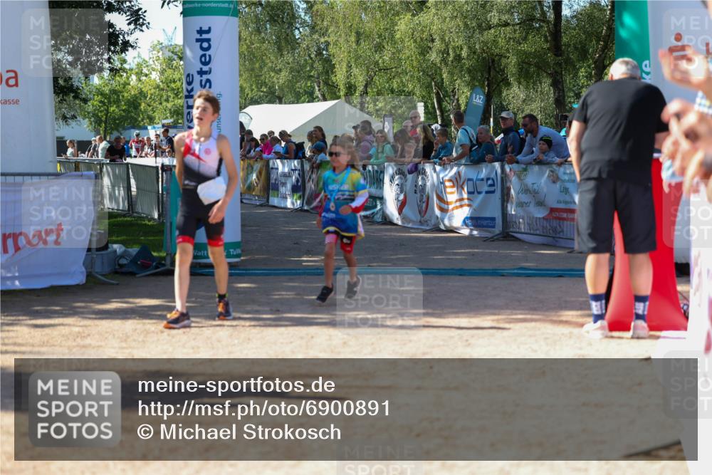 01.09.2024 - 17. Tribühne Triathlon Michael Strokosch http://msf.ph/oto/6900891 01.09.2024 10:58:27 Ziel 207, 222 meine-sportfotos.de