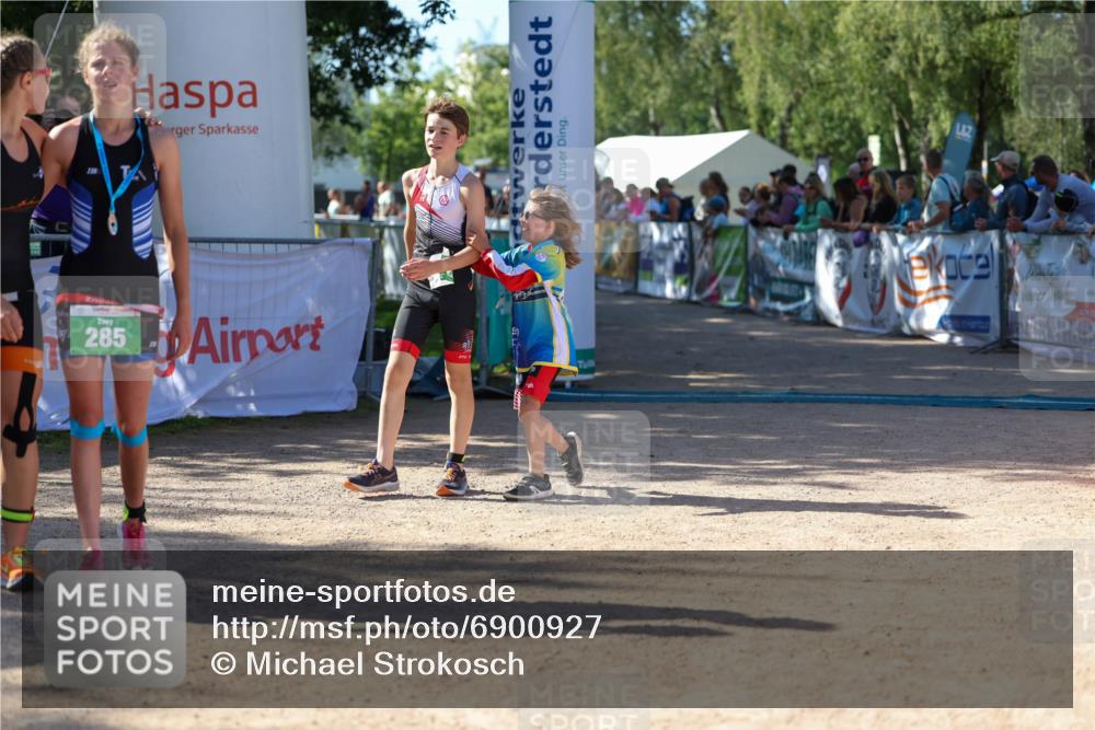 01.09.2024 - 17. Tribühne Triathlon Michael Strokosch http://msf.ph/oto/6900927 01.09.2024 10:58:28 Ziel 207, 222 meine-sportfotos.de