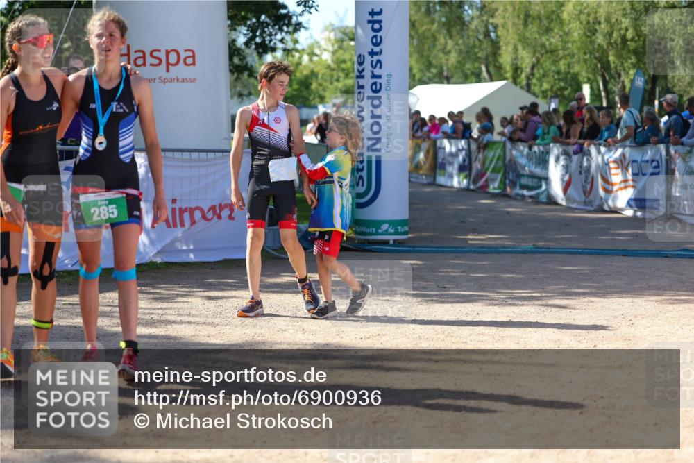 01.09.2024 - 17. Tribühne Triathlon Michael Strokosch http://msf.ph/oto/6900936 01.09.2024 10:58:28 Ziel 207, 222 meine-sportfotos.de