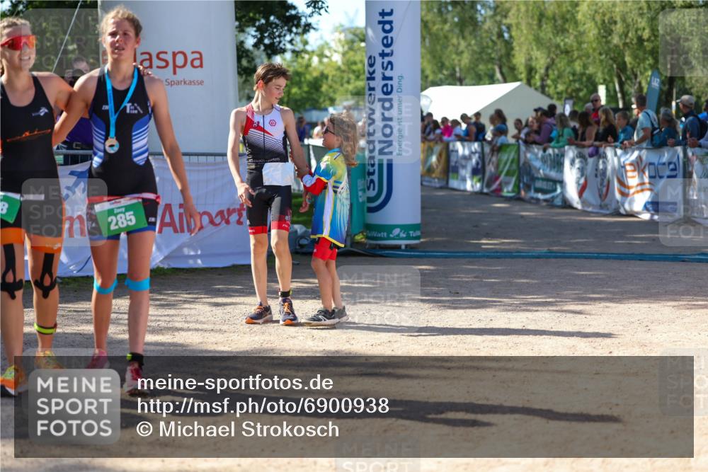 01.09.2024 - 17. Tribühne Triathlon Michael Strokosch http://msf.ph/oto/6900938 01.09.2024 10:58:28 Ziel 207, 222 meine-sportfotos.de