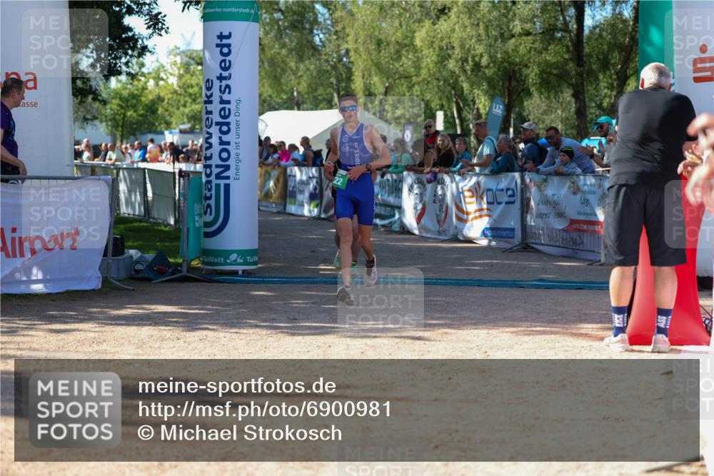 01.09.2024 - 17. Tribühne Triathlon Michael Strokosch http://msf.ph/oto/6900981 01.09.2024 10:58:35 Ziel 139, 222 meine-sportfotos.de