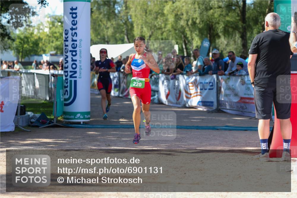 01.09.2024 - 17. Tribühne Triathlon Michael Strokosch http://msf.ph/oto/6901131 01.09.2024 10:58:55 Ziel 220, 278 meine-sportfotos.de