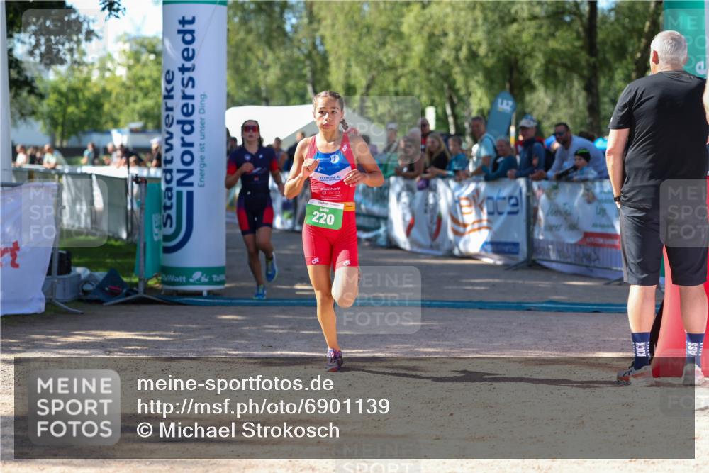 01.09.2024 - 17. Tribühne Triathlon Michael Strokosch http://msf.ph/oto/6901139 01.09.2024 10:58:55 Ziel 220, 278 meine-sportfotos.de