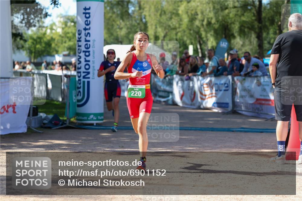 01.09.2024 - 17. Tribühne Triathlon Michael Strokosch http://msf.ph/oto/6901152 01.09.2024 10:58:55 Ziel 220, 278 meine-sportfotos.de