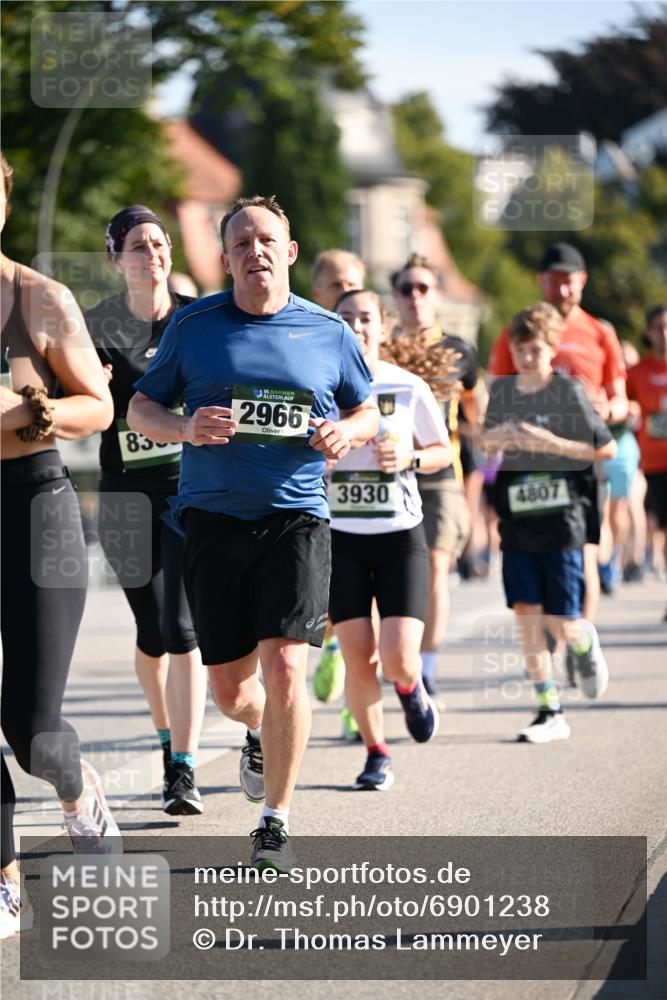 01.09.2024 - BARMER Alsterlauf Dr. Thomas Lammeyer http://msf.ph/oto/6901238 01.09.2024 09:38:36 Laufen 830, 35, 2966, 3930, 4807 meine-sportfotos.de