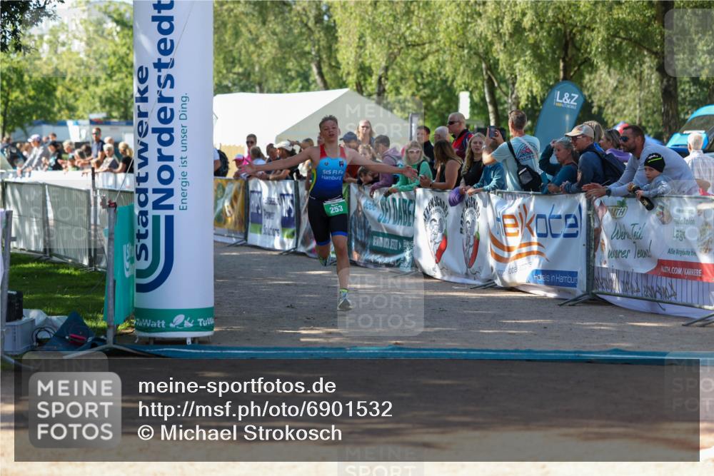 01.09.2024 - 17. Tribühne Triathlon Michael Strokosch http://msf.ph/oto/6901532 01.09.2024 10:59:34 Ziel 253 meine-sportfotos.de