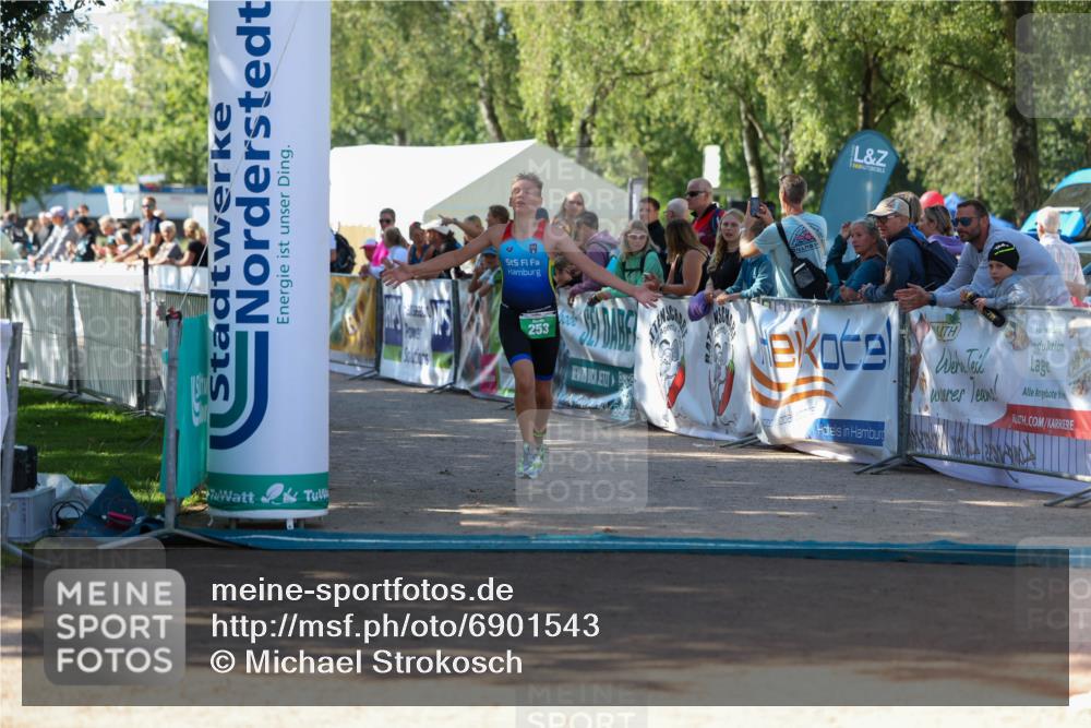01.09.2024 - 17. Tribühne Triathlon Michael Strokosch http://msf.ph/oto/6901543 01.09.2024 10:59:34 Ziel 253 meine-sportfotos.de