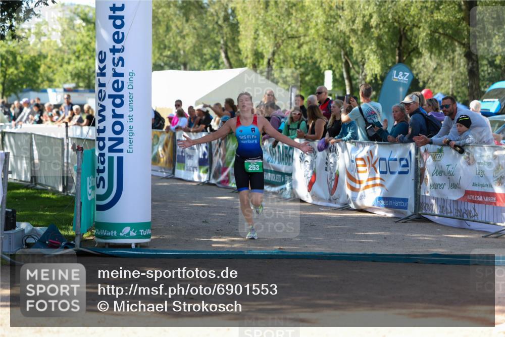 01.09.2024 - 17. Tribühne Triathlon Michael Strokosch http://msf.ph/oto/6901553 01.09.2024 10:59:34 Ziel 253 meine-sportfotos.de