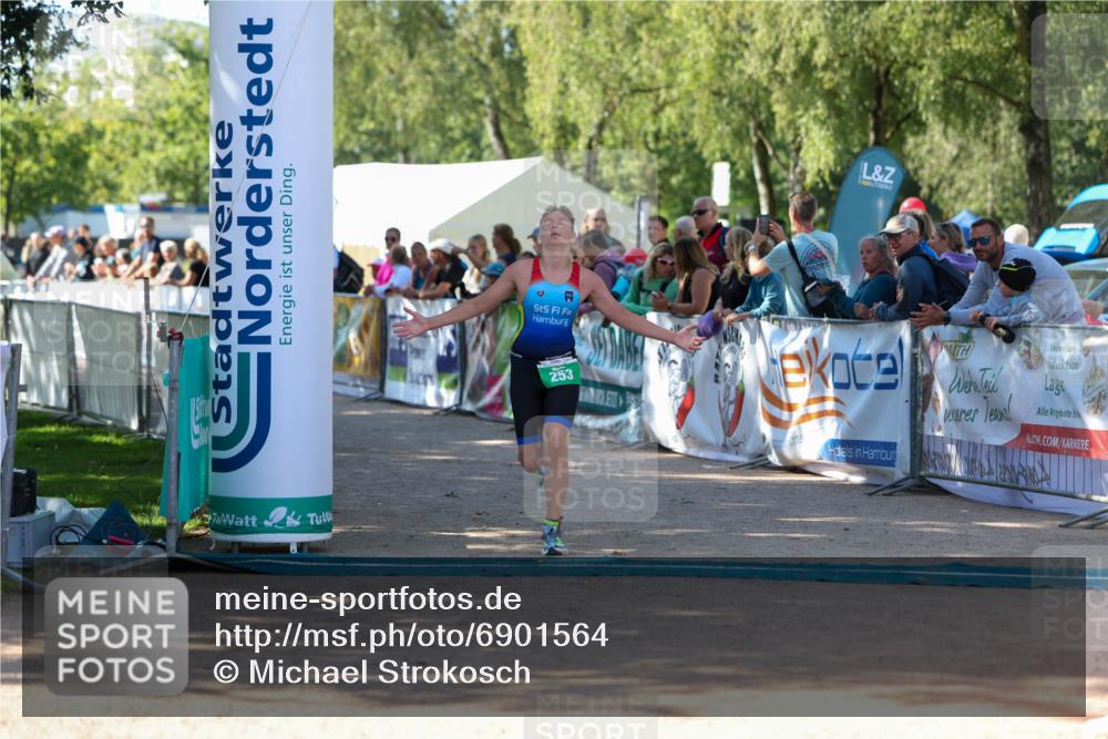 01.09.2024 - 17. Tribühne Triathlon Michael Strokosch http://msf.ph/oto/6901564 01.09.2024 10:59:35 Ziel 253 meine-sportfotos.de