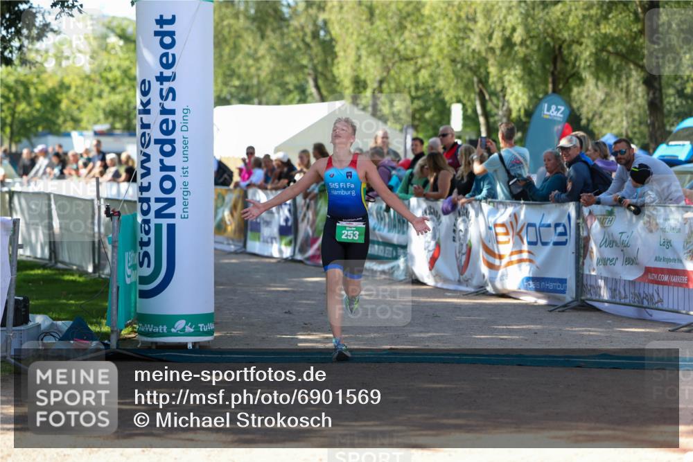 01.09.2024 - 17. Tribühne Triathlon Michael Strokosch http://msf.ph/oto/6901569 01.09.2024 10:59:35 Ziel 253 meine-sportfotos.de