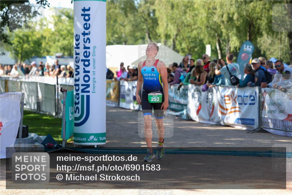 01.09.2024 - 17. Tribühne Triathlon Michael Strokosch http://msf.ph/oto/6901583 01.09.2024 10:59:36 Ziel 253 meine-sportfotos.de