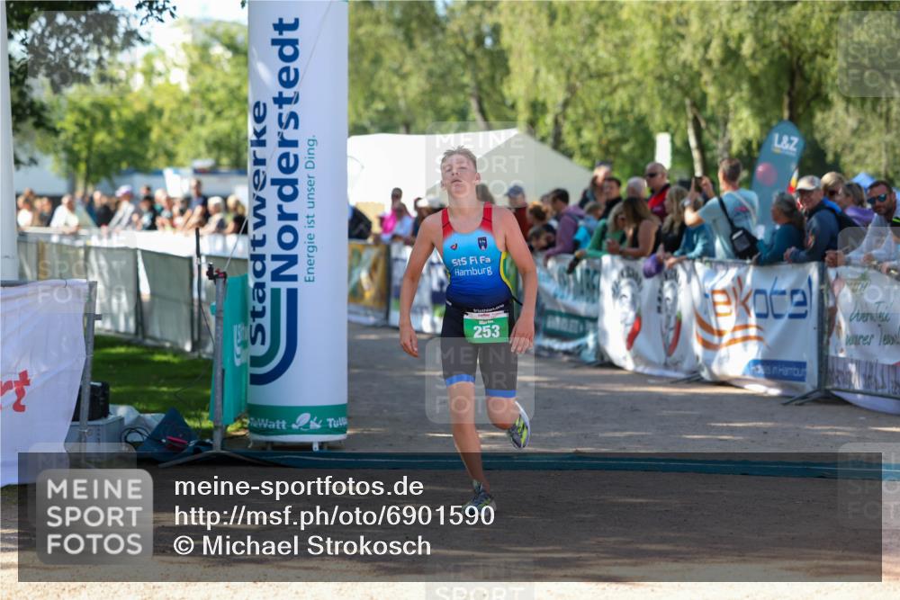 01.09.2024 - 17. Tribühne Triathlon Michael Strokosch http://msf.ph/oto/6901590 01.09.2024 10:59:36 Ziel 253 meine-sportfotos.de