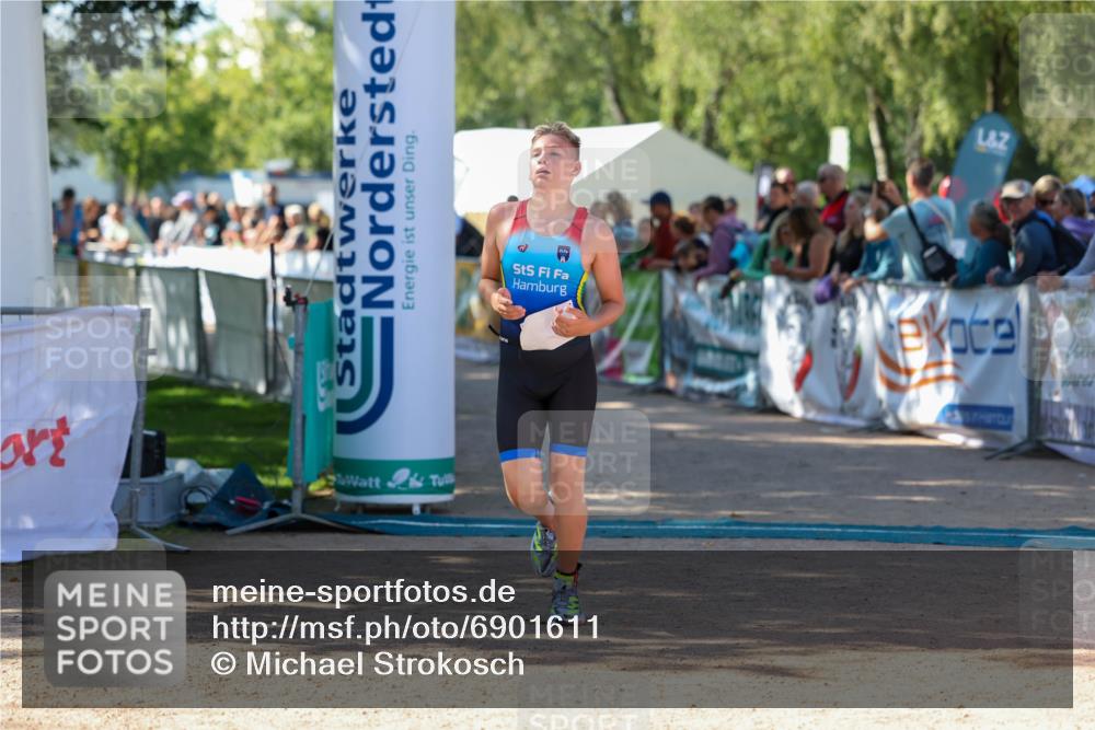 01.09.2024 - 17. Tribühne Triathlon Michael Strokosch http://msf.ph/oto/6901611 01.09.2024 10:59:36 Ziel 253 meine-sportfotos.de