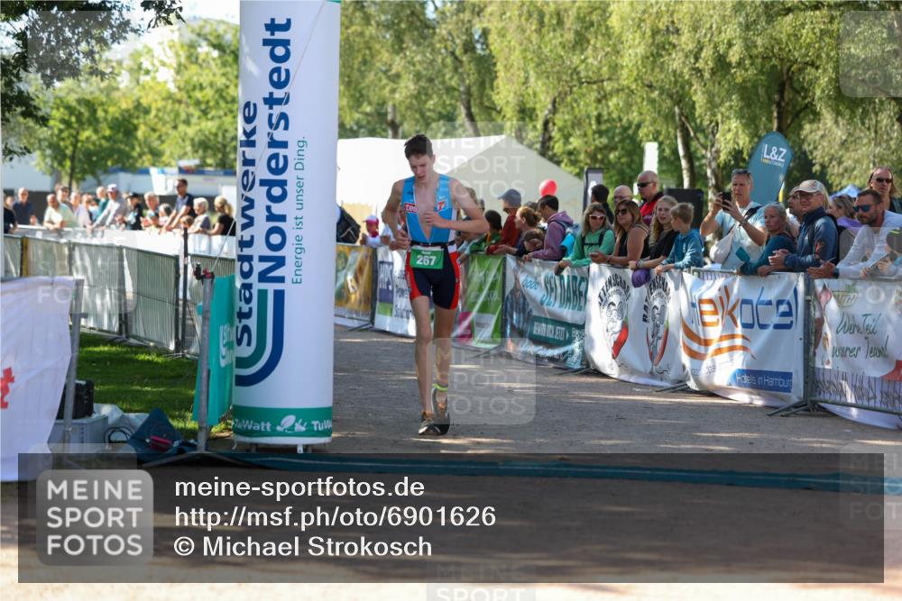 01.09.2024 - 17. Tribühne Triathlon Michael Strokosch http://msf.ph/oto/6901626 01.09.2024 10:59:42 Ziel 267 meine-sportfotos.de