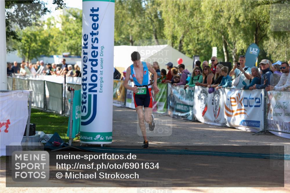 01.09.2024 - 17. Tribühne Triathlon Michael Strokosch http://msf.ph/oto/6901634 01.09.2024 10:59:43 Ziel 267 meine-sportfotos.de