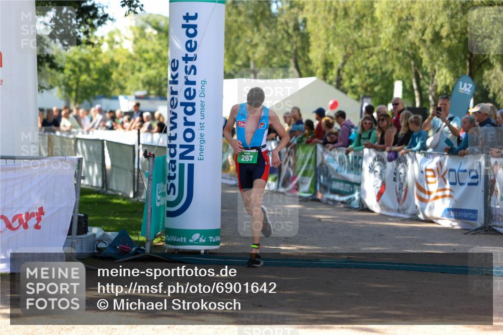 01.09.2024 - 17. Tribühne Triathlon Michael Strokosch http://msf.ph/oto/6901642 01.09.2024 10:59:43 Ziel 267 meine-sportfotos.de