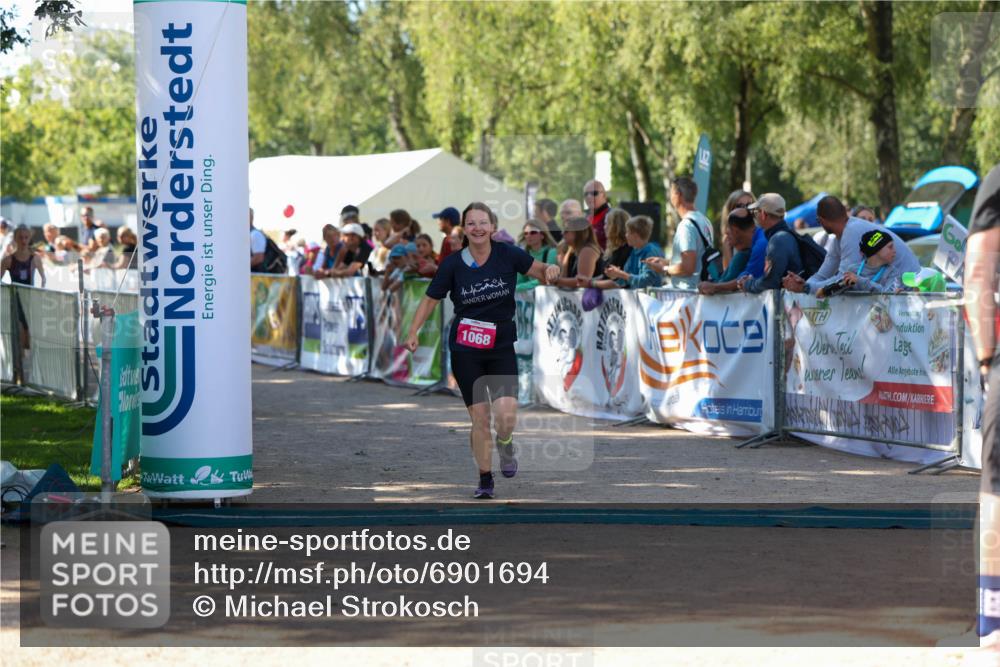 01.09.2024 - 17. Tribühne Triathlon Michael Strokosch http://msf.ph/oto/6901694 01.09.2024 10:59:50 Ziel 264, 1068 meine-sportfotos.de