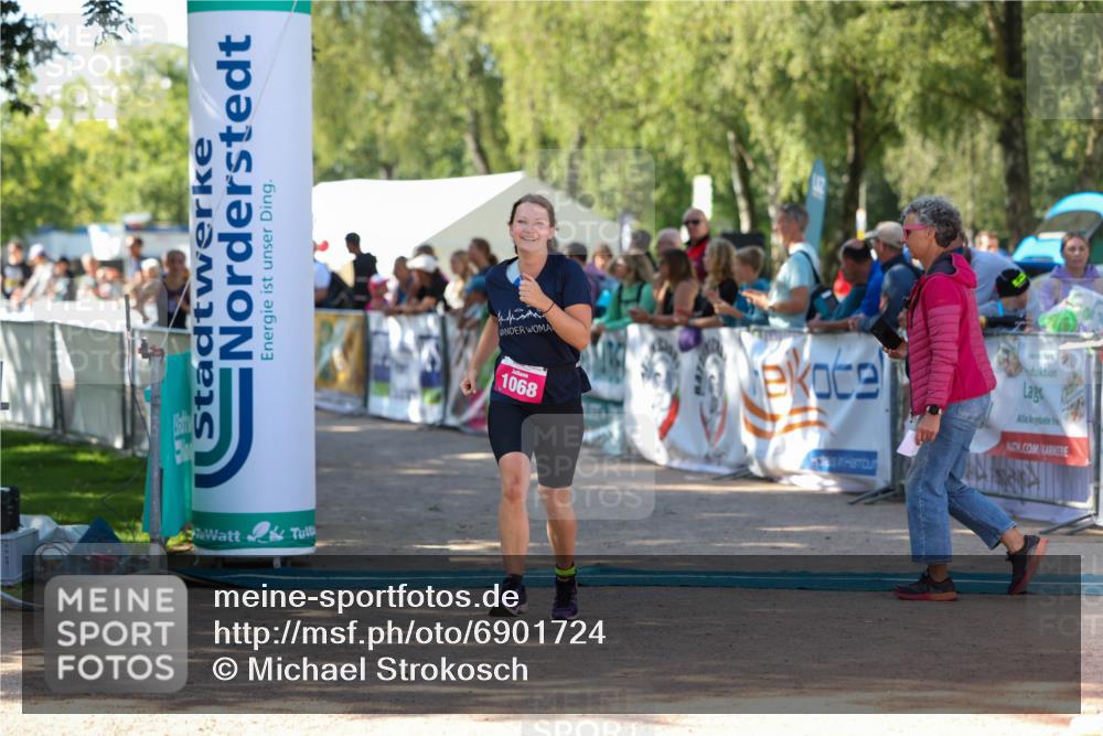 01.09.2024 - 17. Tribühne Triathlon Michael Strokosch http://msf.ph/oto/6901724 01.09.2024 10:59:52 Ziel 264, 1068 meine-sportfotos.de