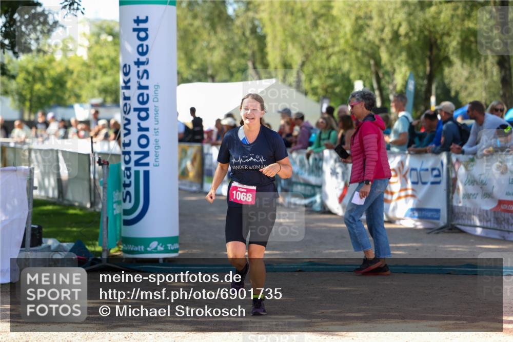 01.09.2024 - 17. Tribühne Triathlon Michael Strokosch http://msf.ph/oto/6901735 01.09.2024 10:59:52 Ziel 264, 1068 meine-sportfotos.de