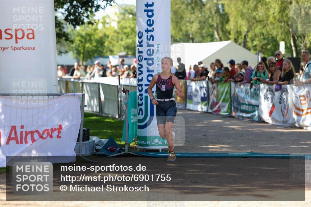 01.09.2024 - 17. Tribühne Triathlon Michael Strokosch http://msf.ph/oto/6901755 01.09.2024 10:59:56 Ziel 264, 1068 meine-sportfotos.de