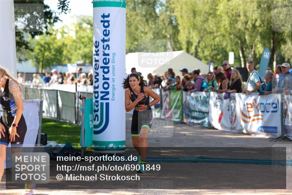 01.09.2024 - 17. Tribühne Triathlon Michael Strokosch http://msf.ph/oto/6901849 01.09.2024 11:00:17 Ziel 296, 302 meine-sportfotos.de