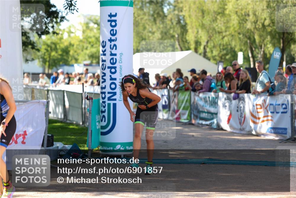 01.09.2024 - 17. Tribühne Triathlon Michael Strokosch http://msf.ph/oto/6901857 01.09.2024 11:00:17 Ziel 296, 302 meine-sportfotos.de