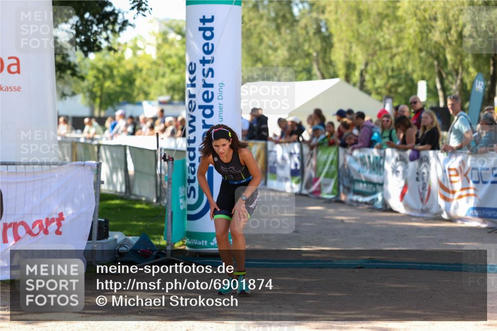 01.09.2024 - 17. Tribühne Triathlon Michael Strokosch http://msf.ph/oto/6901874 01.09.2024 11:00:18 Ziel 296, 302 meine-sportfotos.de