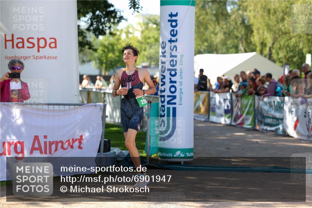 01.09.2024 - 17. Tribühne Triathlon Michael Strokosch http://msf.ph/oto/6901947 01.09.2024 11:00:28 Ziel 293, 299 meine-sportfotos.de