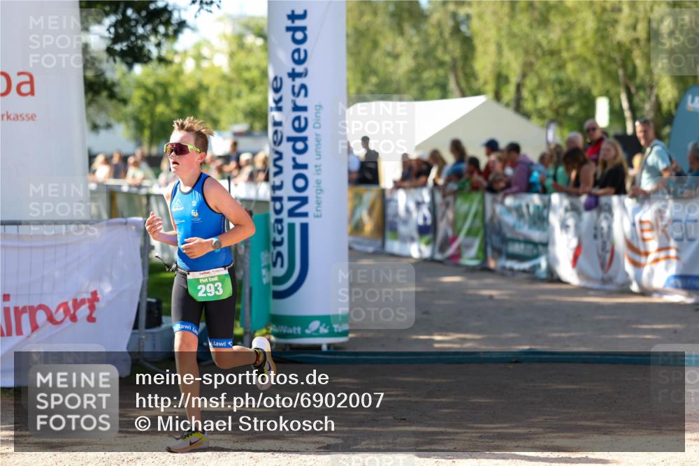 01.09.2024 - 17. Tribühne Triathlon Michael Strokosch http://msf.ph/oto/6902007 01.09.2024 11:00:33 Ziel 293 meine-sportfotos.de