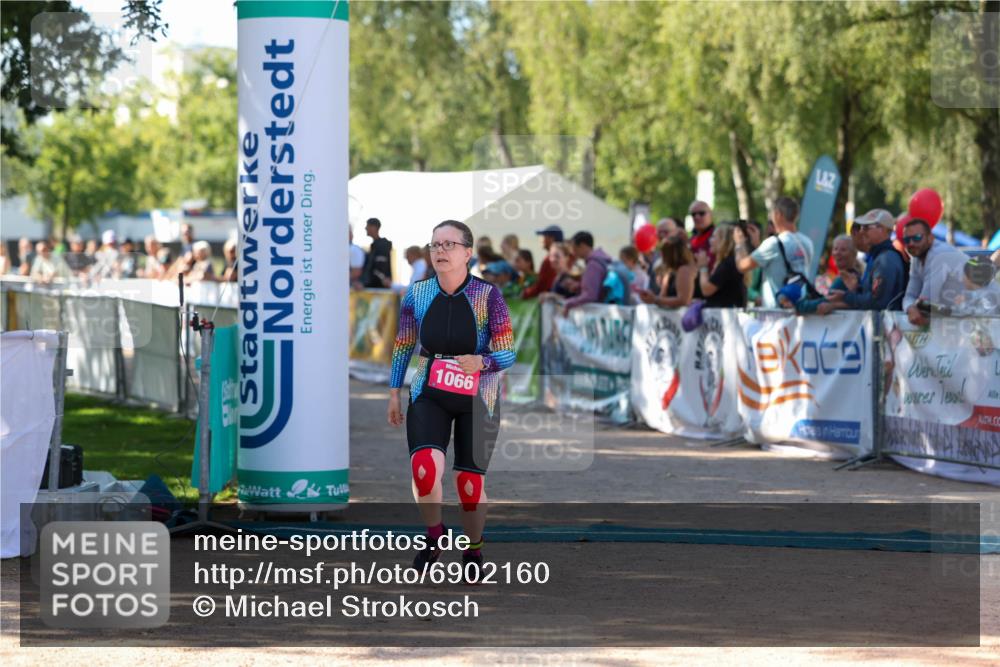 01.09.2024 - 17. Tribühne Triathlon Michael Strokosch http://msf.ph/oto/6902160 01.09.2024 11:00:53 Ziel 1066 meine-sportfotos.de