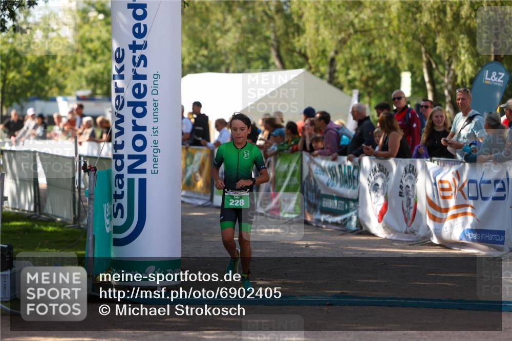 01.09.2024 - 17. Tribühne Triathlon Michael Strokosch http://msf.ph/oto/6902405 01.09.2024 11:01:28 Ziel 228 meine-sportfotos.de