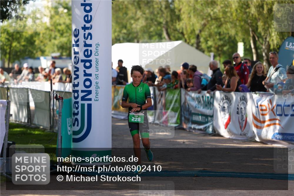 01.09.2024 - 17. Tribühne Triathlon Michael Strokosch http://msf.ph/oto/6902410 01.09.2024 11:01:28 Ziel 228 meine-sportfotos.de