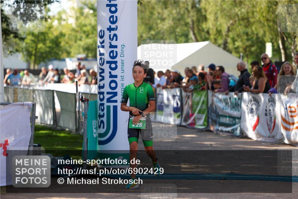 01.09.2024 - 17. Tribühne Triathlon Michael Strokosch http://msf.ph/oto/6902429 01.09.2024 11:01:29 Ziel 228 meine-sportfotos.de