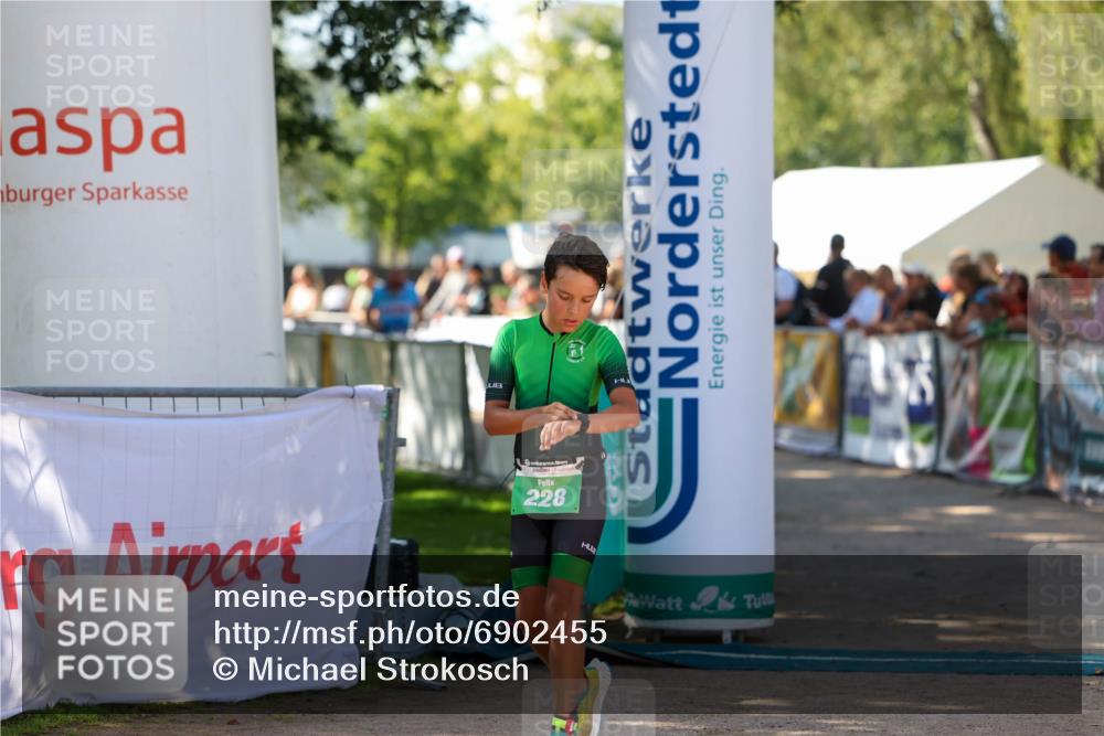 01.09.2024 - 17. Tribühne Triathlon Michael Strokosch http://msf.ph/oto/6902455 01.09.2024 11:01:30 Ziel 228 meine-sportfotos.de