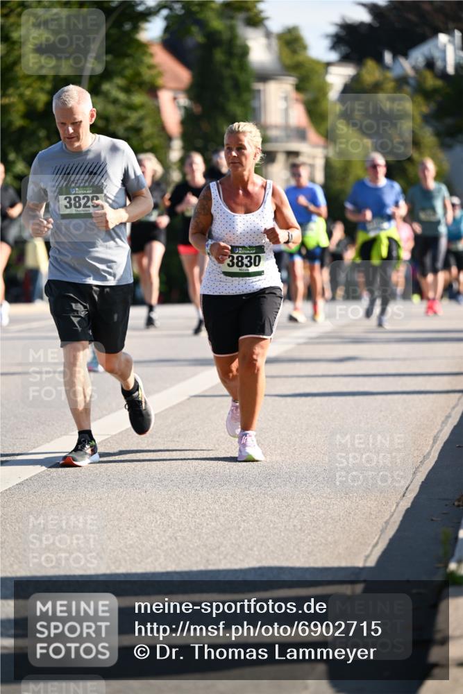 01.09.2024 - BARMER Alsterlauf Dr. Thomas Lammeyer http://msf.ph/oto/6902715 01.09.2024 09:39:34 Laufen 3829, 3830 meine-sportfotos.de