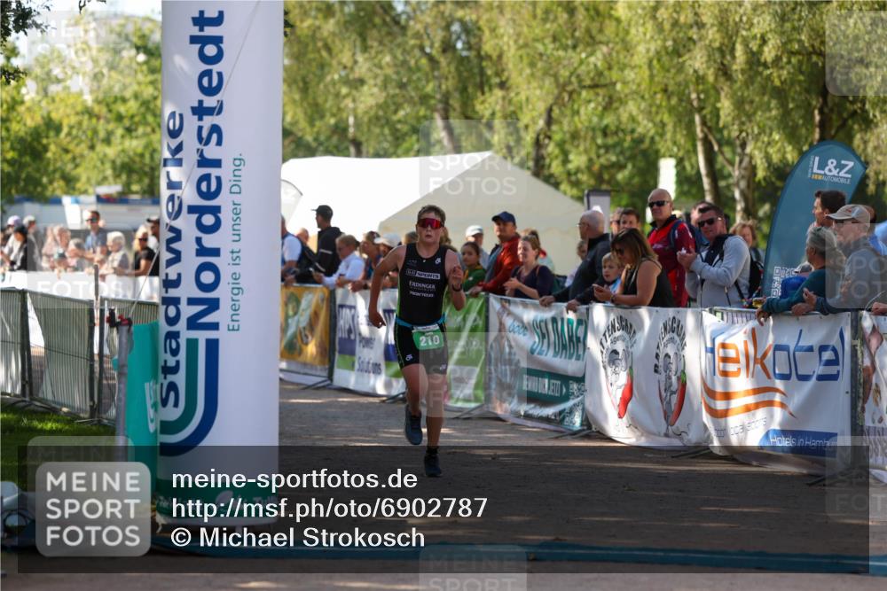 01.09.2024 - 17. Tribühne Triathlon Michael Strokosch http://msf.ph/oto/6902787 01.09.2024 11:02:03 Ziel 210, 288 meine-sportfotos.de