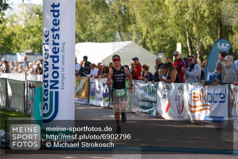 01.09.2024 - 17. Tribühne Triathlon Michael Strokosch http://msf.ph/oto/6902796 01.09.2024 11:02:03 Ziel 210, 288 meine-sportfotos.de