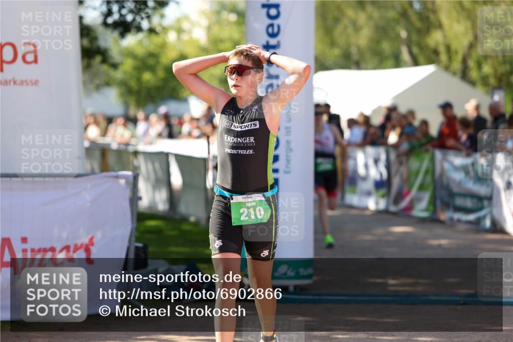 01.09.2024 - 17. Tribühne Triathlon Michael Strokosch http://msf.ph/oto/6902866 01.09.2024 11:02:06 Ziel 210, 288 meine-sportfotos.de