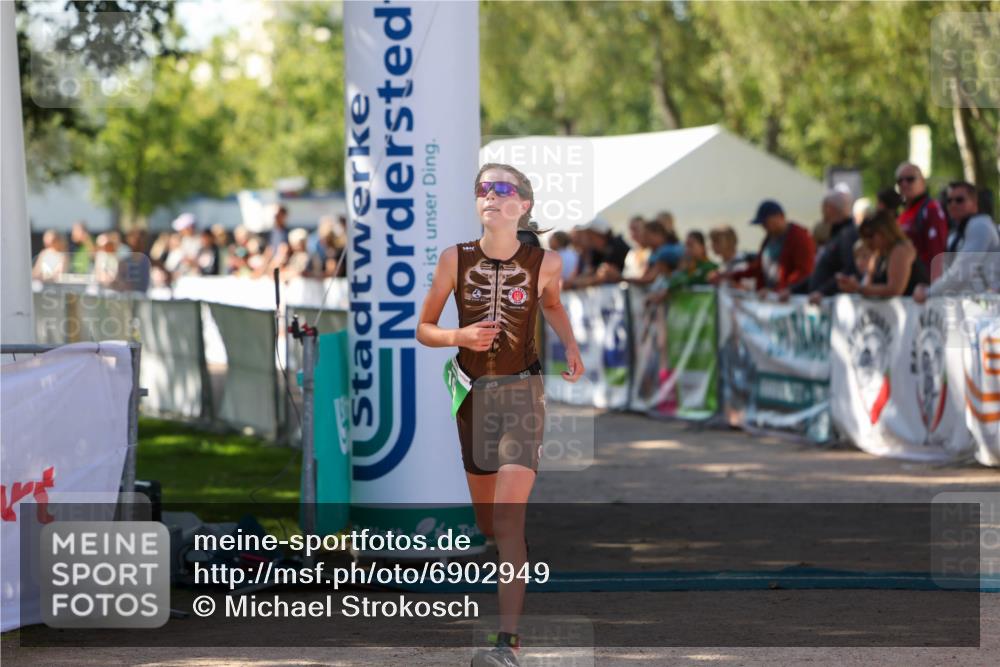 01.09.2024 - 17. Tribühne Triathlon Michael Strokosch http://msf.ph/oto/6902949 01.09.2024 11:02:16 Ziel 198 meine-sportfotos.de