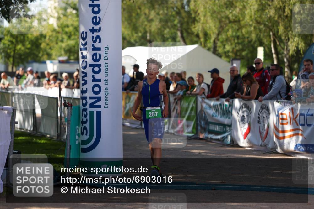 01.09.2024 - 17. Tribühne Triathlon Michael Strokosch http://msf.ph/oto/6903016 01.09.2024 11:02:20 Ziel  meine-sportfotos.de