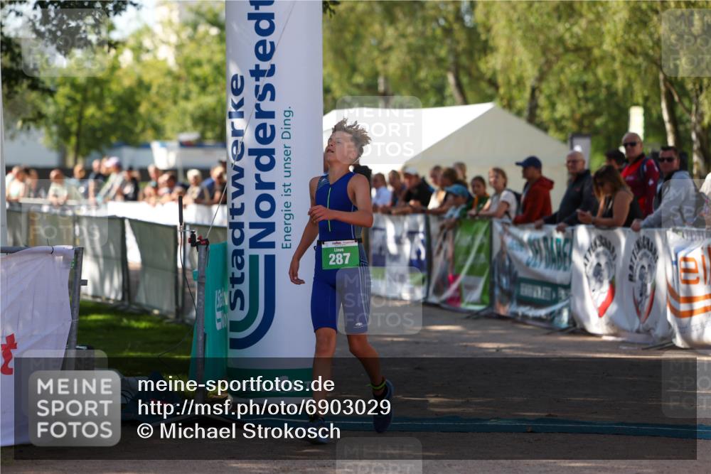 01.09.2024 - 17. Tribühne Triathlon Michael Strokosch http://msf.ph/oto/6903029 01.09.2024 11:02:21 Ziel  meine-sportfotos.de