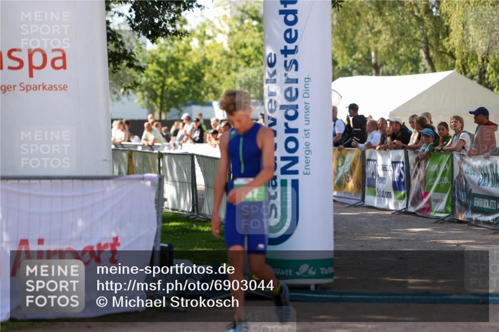 01.09.2024 - 17. Tribühne Triathlon Michael Strokosch http://msf.ph/oto/6903044 01.09.2024 11:02:22 Ziel  meine-sportfotos.de