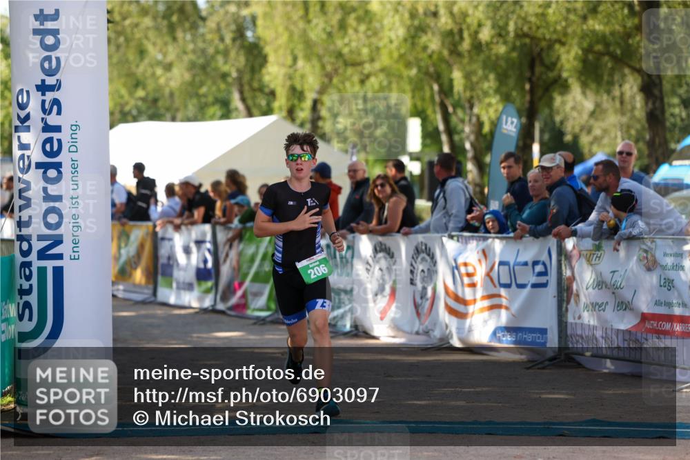 01.09.2024 - 17. Tribühne Triathlon Michael Strokosch http://msf.ph/oto/6903097 01.09.2024 11:03:07 Ziel 206, 265 meine-sportfotos.de