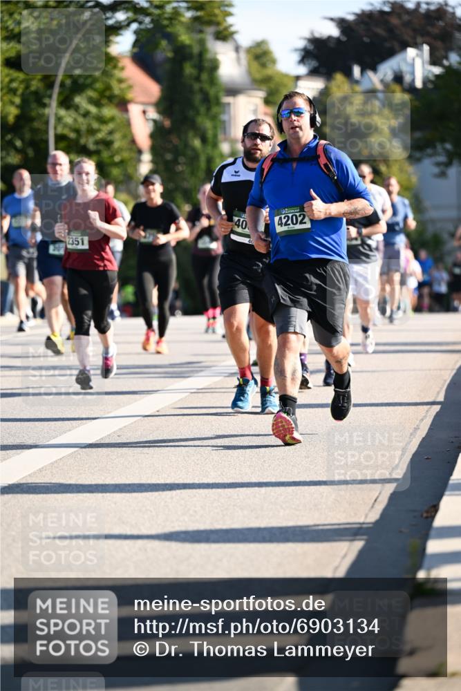 01.09.2024 - BARMER Alsterlauf Dr. Thomas Lammeyer http://msf.ph/oto/6903134 01.09.2024 09:39:46 Laufen 2351, 40, 40, 4202 meine-sportfotos.de