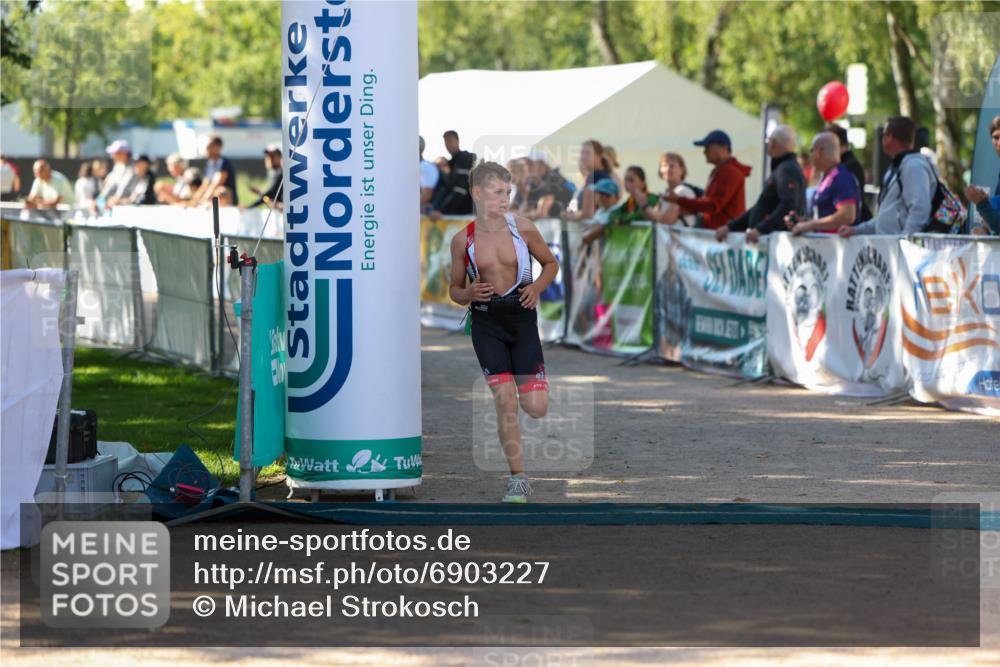 01.09.2024 - 17. Tribühne Triathlon Michael Strokosch http://msf.ph/oto/6903227 01.09.2024 11:03:20 Ziel 227, 229 meine-sportfotos.de