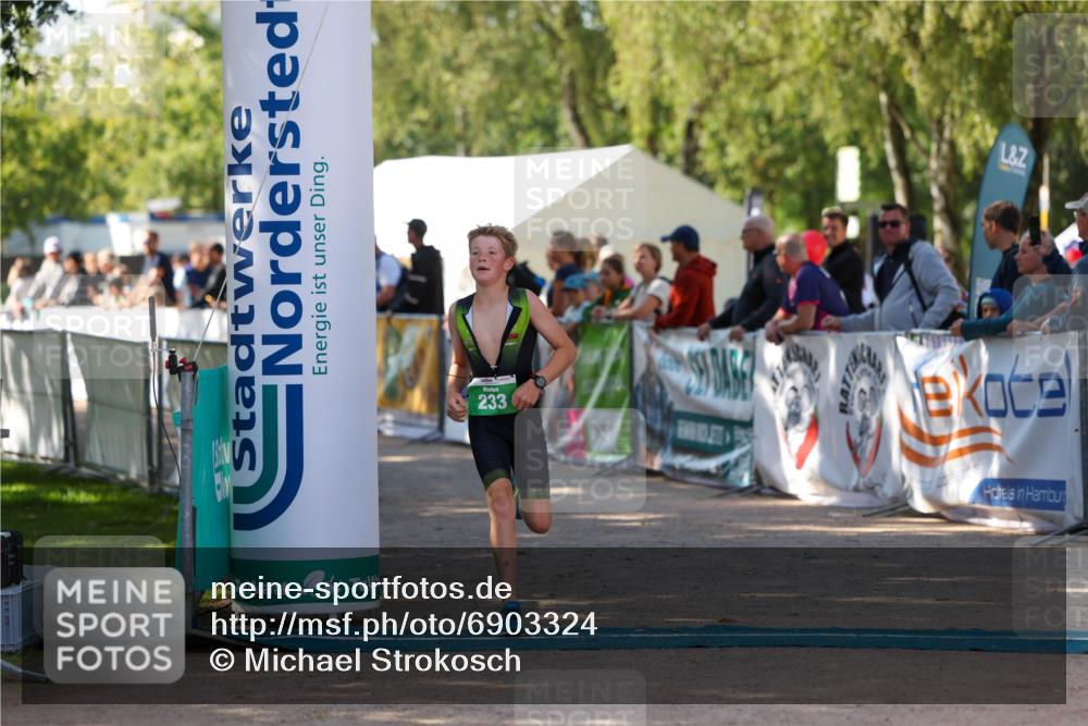 01.09.2024 - 17. Tribühne Triathlon Michael Strokosch http://msf.ph/oto/6903324 01.09.2024 11:03:28 Ziel 233 meine-sportfotos.de