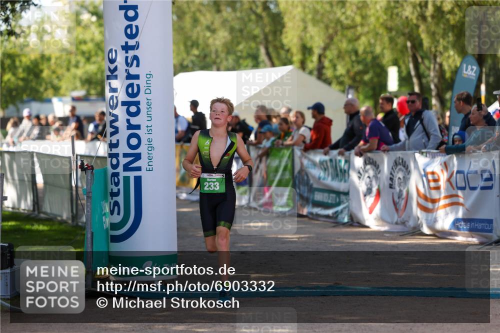 01.09.2024 - 17. Tribühne Triathlon Michael Strokosch http://msf.ph/oto/6903332 01.09.2024 11:03:28 Ziel 233 meine-sportfotos.de