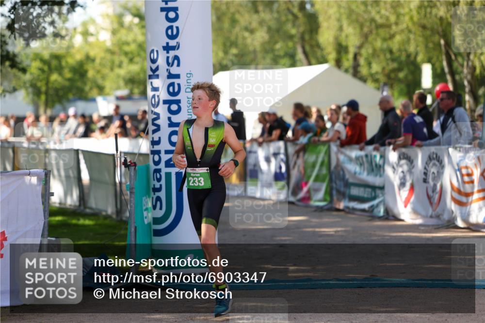 01.09.2024 - 17. Tribühne Triathlon Michael Strokosch http://msf.ph/oto/6903347 01.09.2024 11:03:29 Ziel 233 meine-sportfotos.de