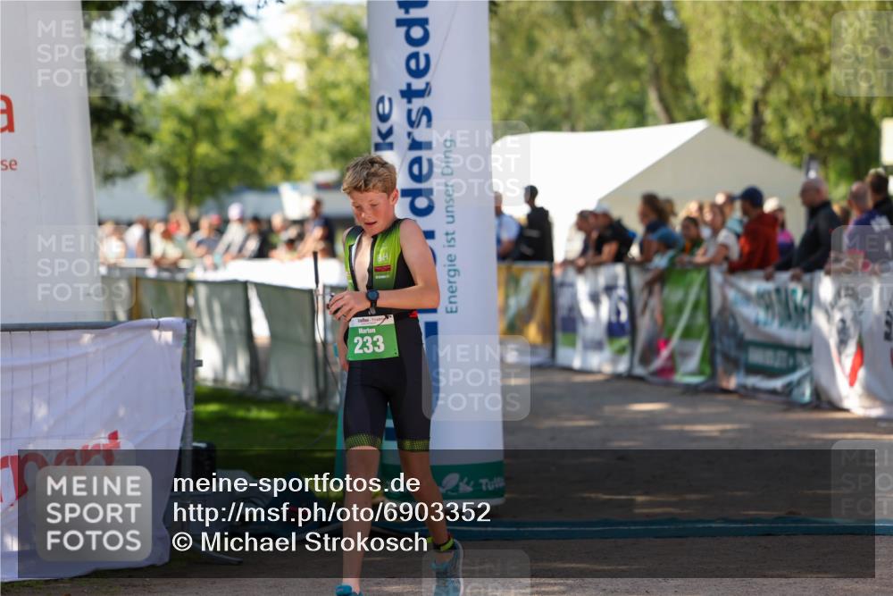 01.09.2024 - 17. Tribühne Triathlon Michael Strokosch http://msf.ph/oto/6903352 01.09.2024 11:03:29 Ziel 233 meine-sportfotos.de