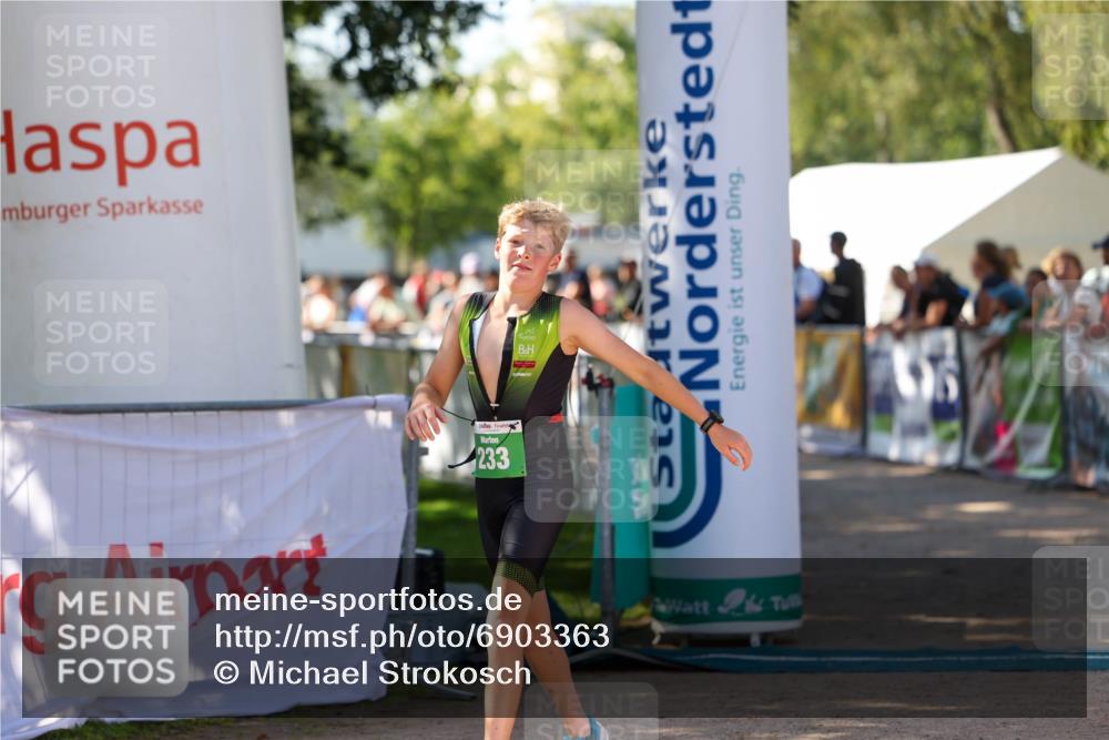 01.09.2024 - 17. Tribühne Triathlon Michael Strokosch http://msf.ph/oto/6903363 01.09.2024 11:03:30 Ziel 233 meine-sportfotos.de
